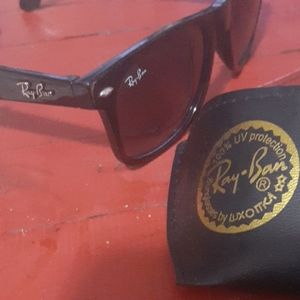 Wayfarer Ray Ban.